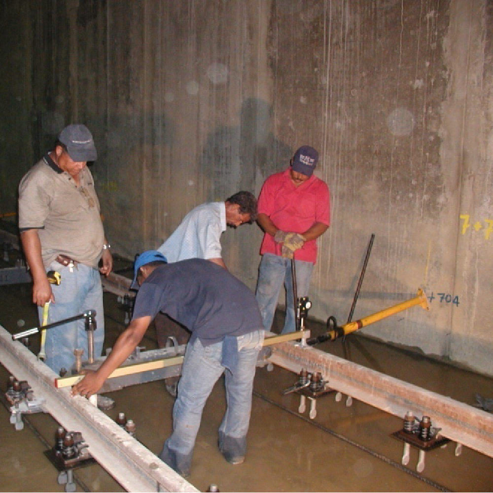Étais métalliques inclinables et a tirant-poussant
